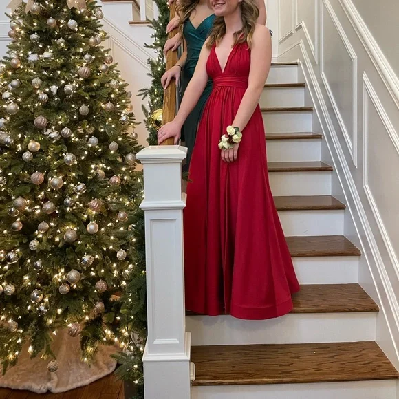 This gorgeous dress open back can be adjusted with a crisscross back